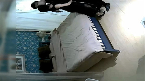 长发美女身披蕾丝连衣裙脚踩黑色高跟鞋，性感诱惑无限